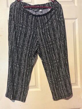 Susan Graver Liquid Knit Black and White Dotted Stripe Pull-On Capri